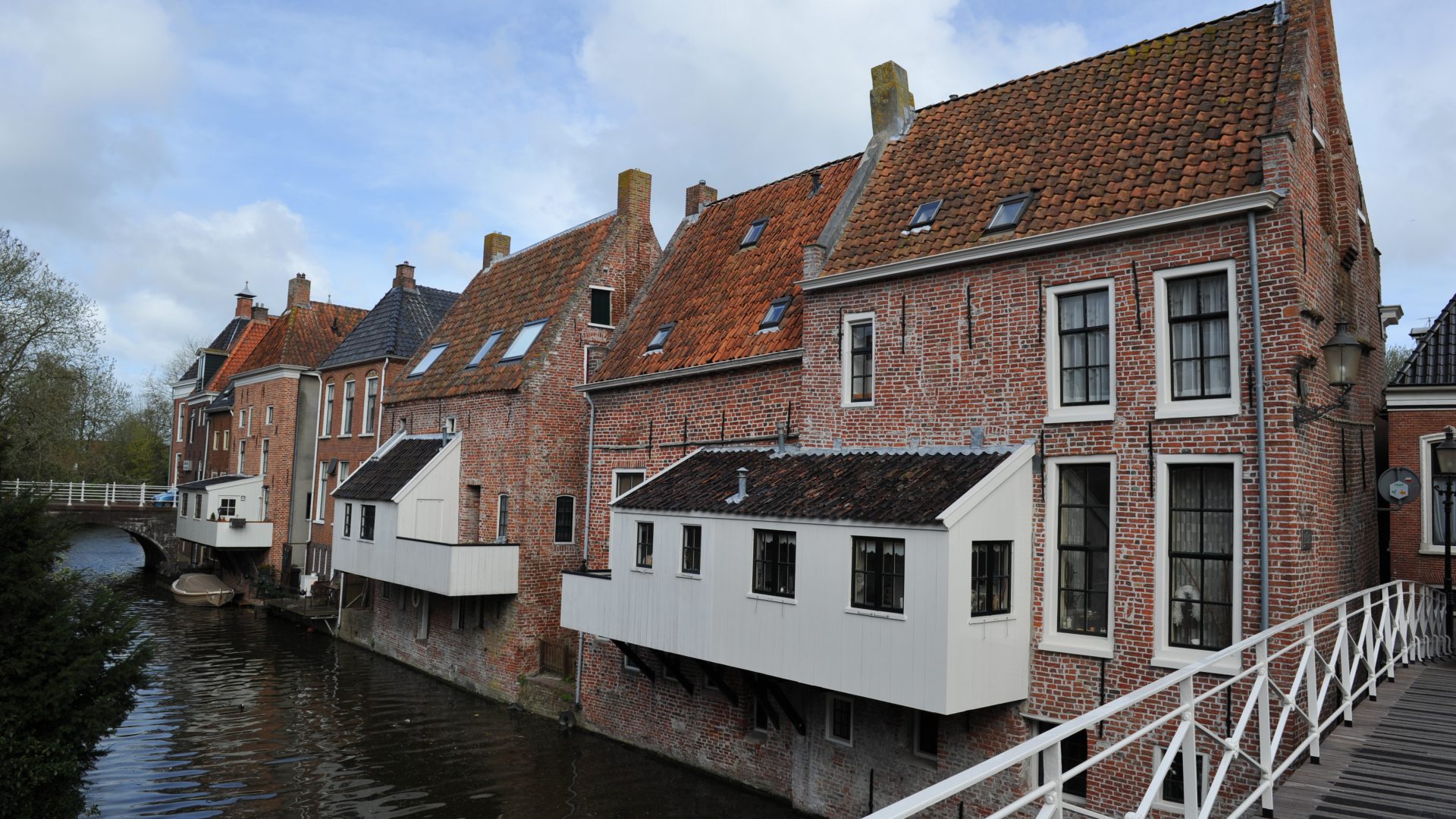 Huizen en hangende keukens aan het Damsterdiep in Appingedam