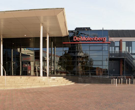 Theater De Molenberger vanaf de entree gefotografeerd, De Molenberg is onderdeel van de gebiedsontwikkeling Delfzijl Centrum Zuidoost.