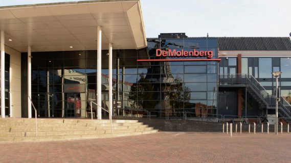 Theater De Molenberger vanaf de entree gefotografeerd, De Molenberg is onderdeel van de gebiedsontwikkeling Delfzijl Centrum Zuidoost.