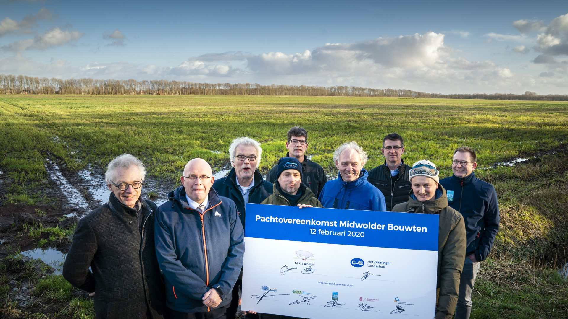 Groep mensen op de foto die de pachtovereenkomst Midwolder Bouwten hebben ondertekent.