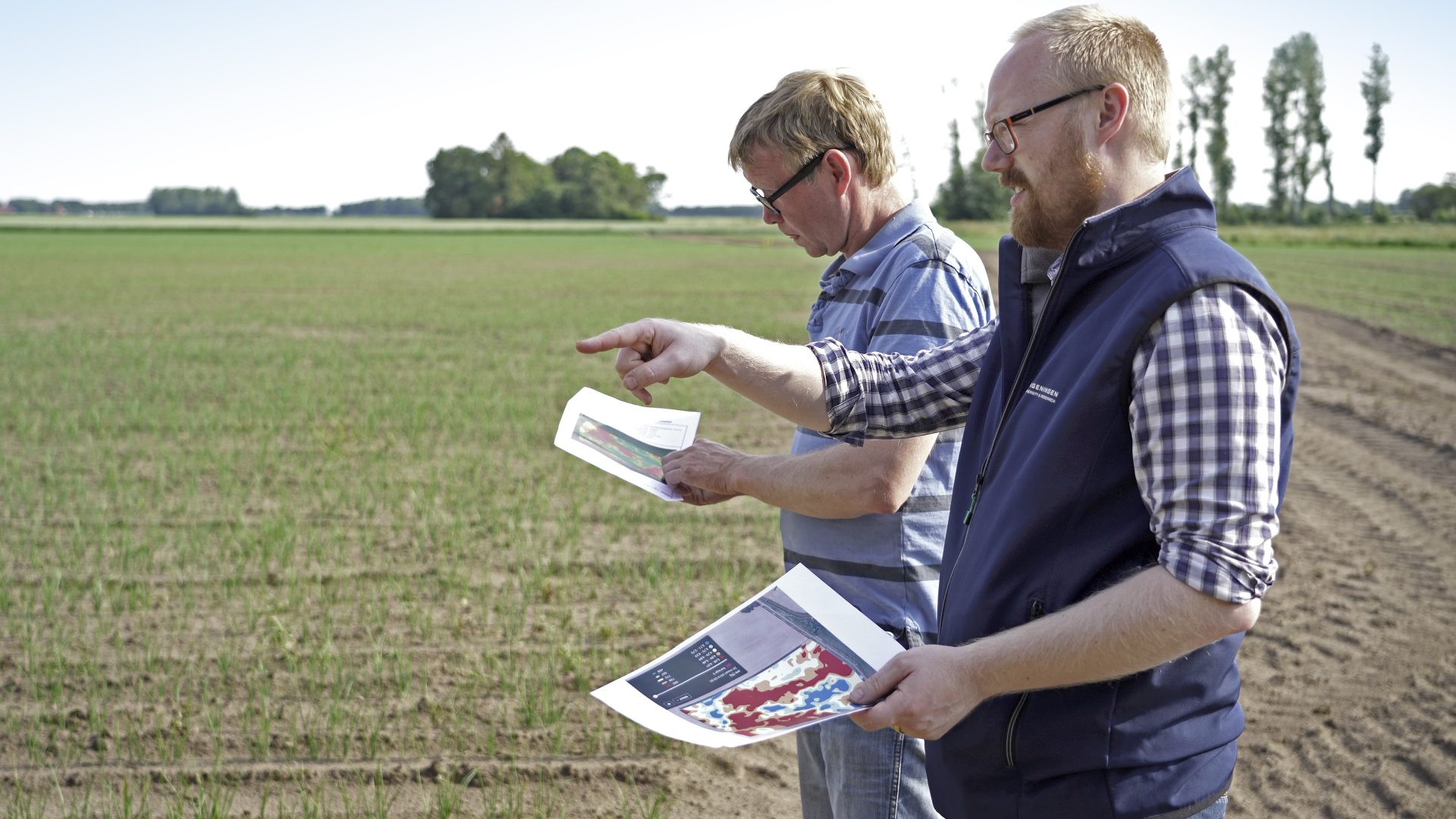 Sfeerbeeld van Groningse boeren die op een akker staan en de bodem onderzoeken door middel van precisielandbouw tijdens Nationale Proeftuin Precisielandbouw.