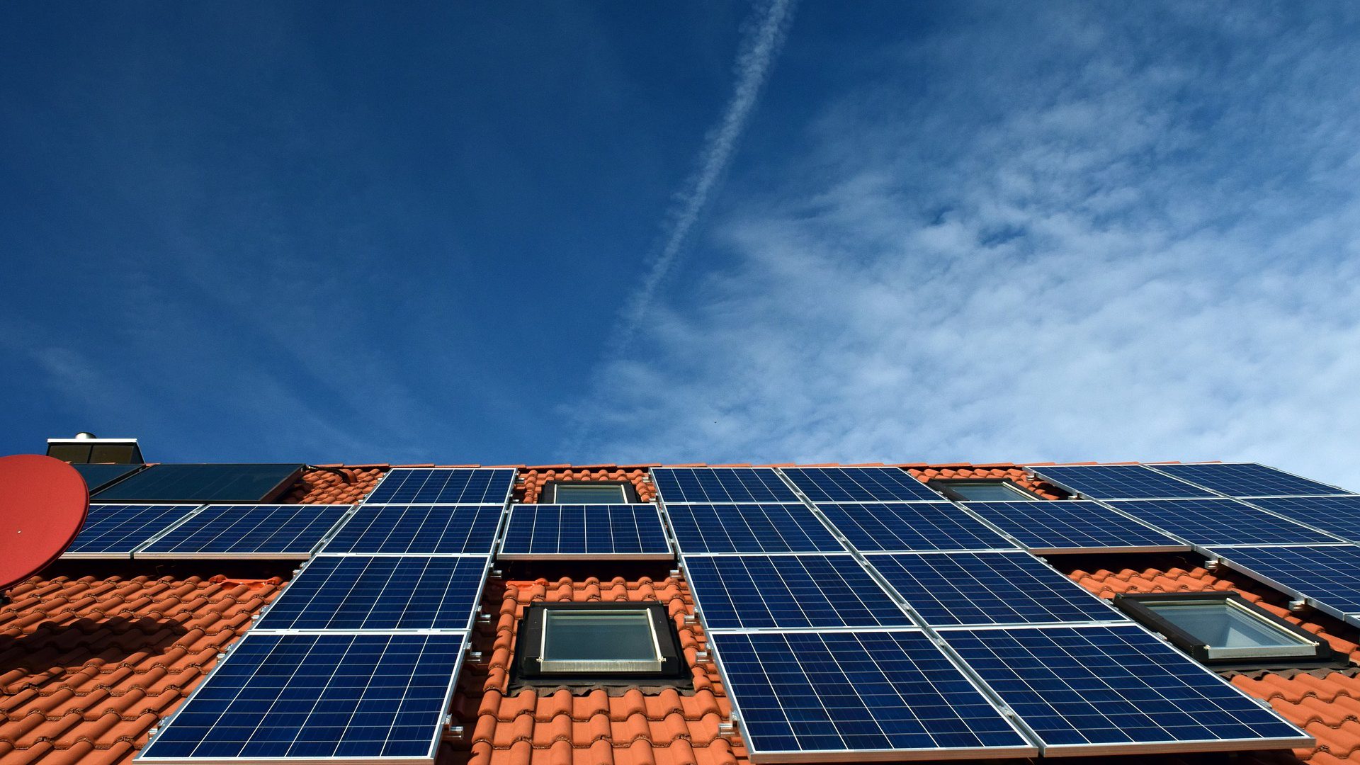 Sfeerbeeld van zonnepanelen op een dak.