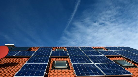Sfeerbeeld van zonnepanelen op een dak.