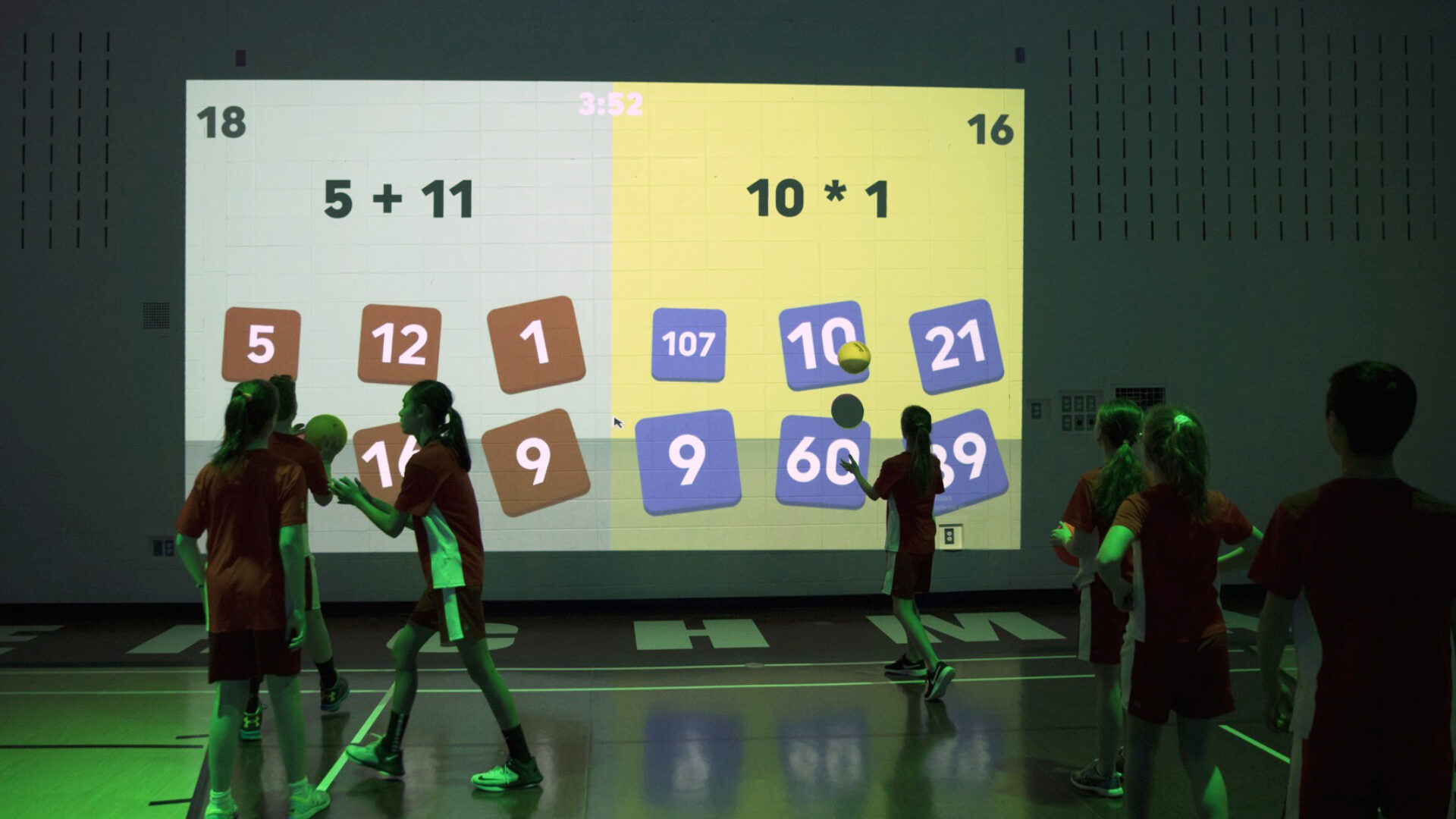 Kinderen sporten voor een interactief scherm