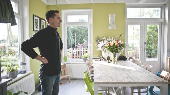 Sfeerafbeelding van een man in een huis.