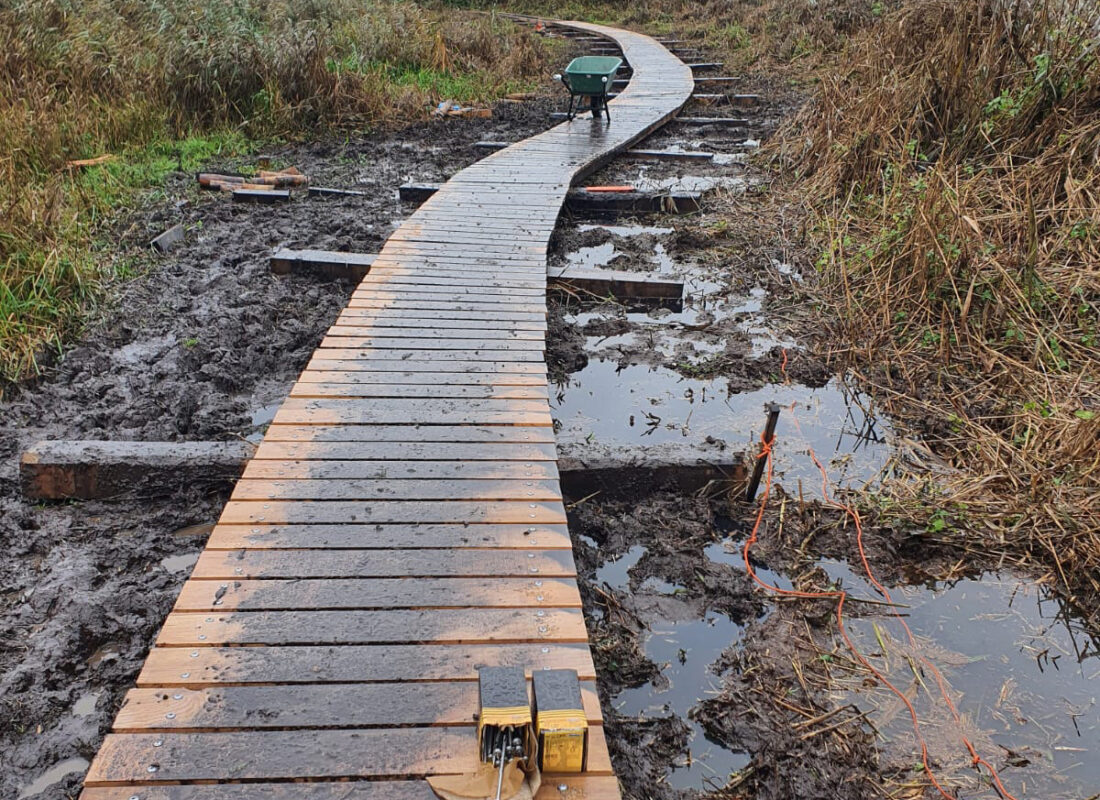 Foto van de loopsteiger bij het Foxholstermeer