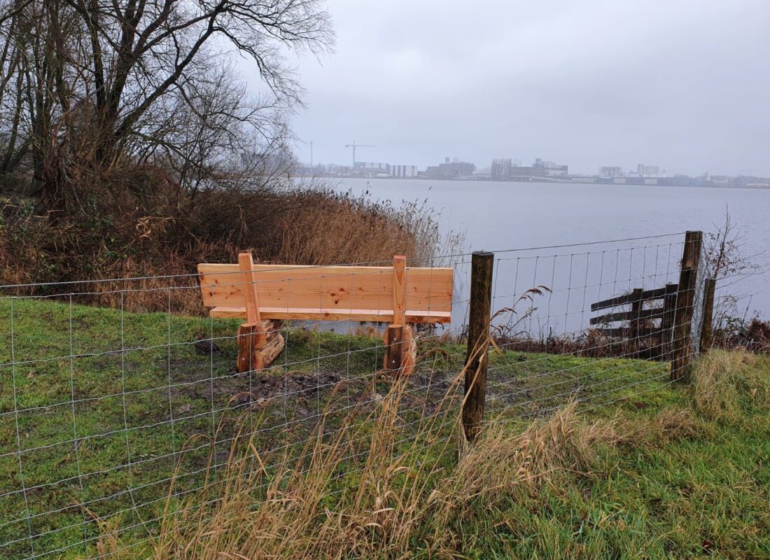 Een nieuw bankje bij het Foxholstermeer