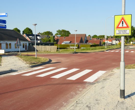 De nieuwe verkeerssituatie van het kruispunt van de Stationsstraat en de Oude Rijksweg, met een rood kruisingsvlak en twee zebrapaden.