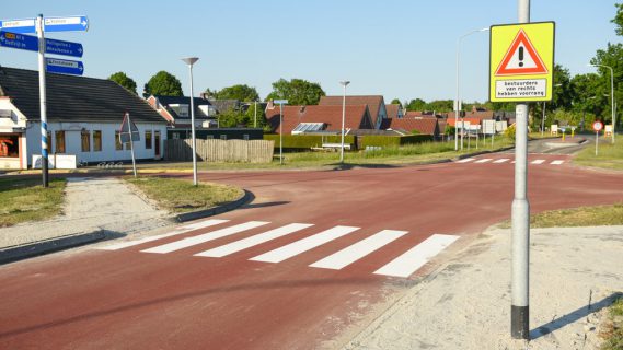 De nieuwe verkeerssituatie van het kruispunt van de Stationsstraat en de Oude Rijksweg, met een rood kruisingsvlak en twee zebrapaden.
