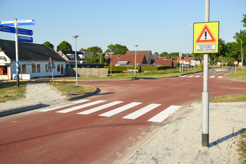 De nieuwe verkeerssituatie van het kruispunt van de Stationsstraat en de Oude Rijksweg, met een rood kruisingsvlak en twee zebrapaden.