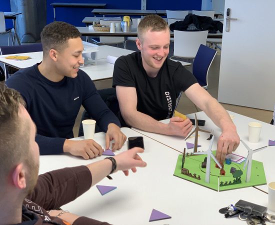 Jongeren spelen op school het Toukomstspel.