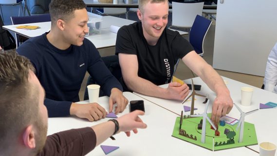 Jongeren spelen op school het Toukomstspel.