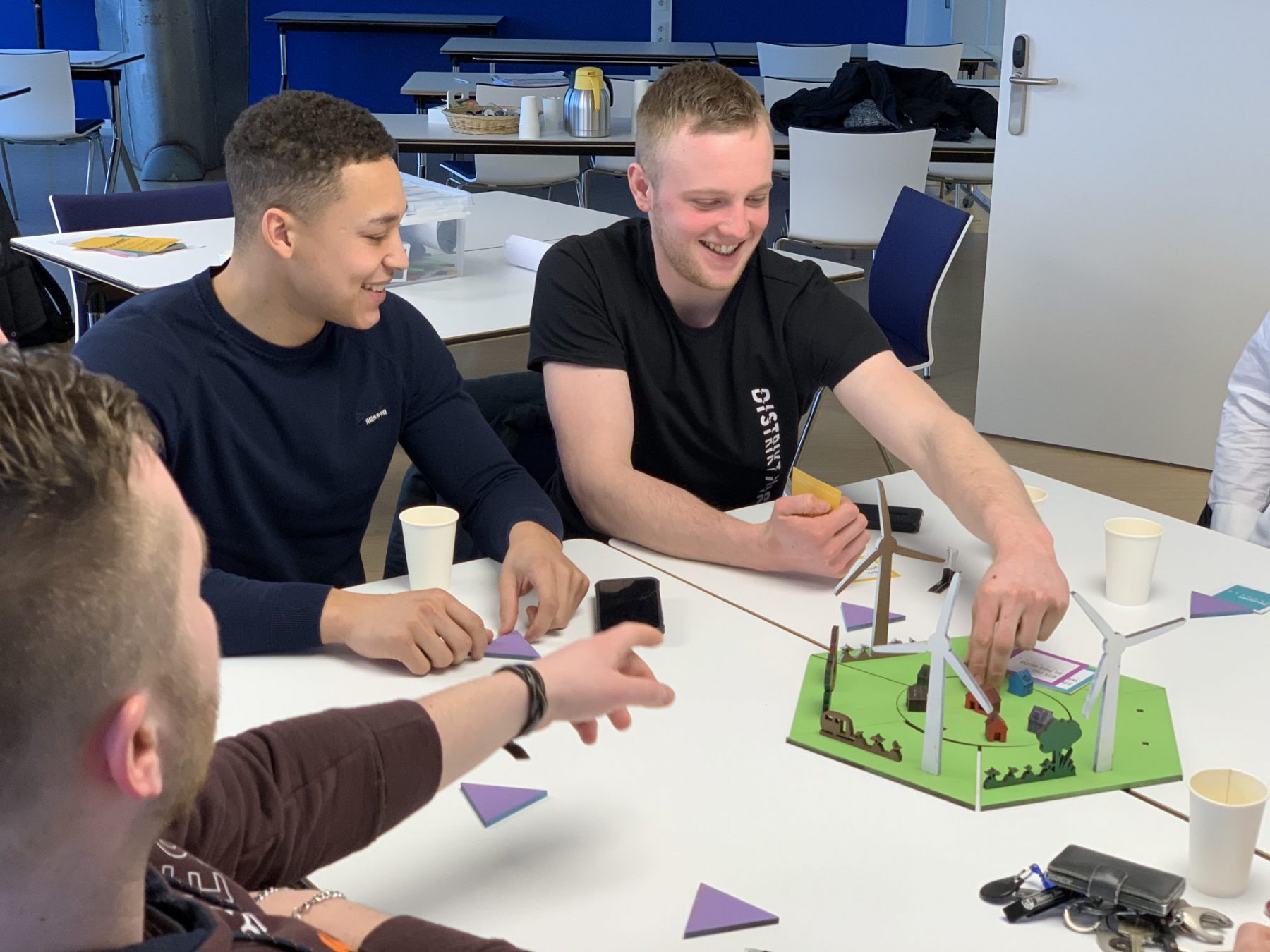 Jongeren spelen op school het Toukomstspel.