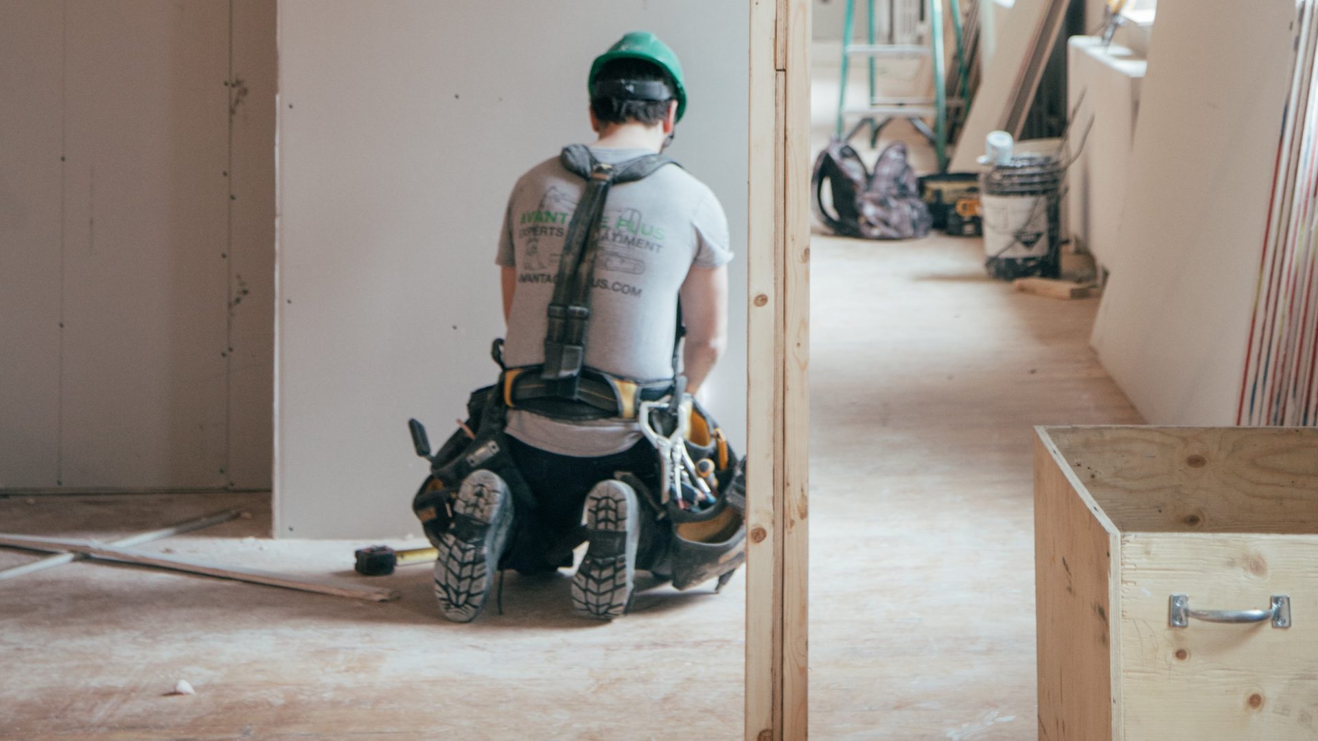 Bouwvakker werkt aan muren in een woning.