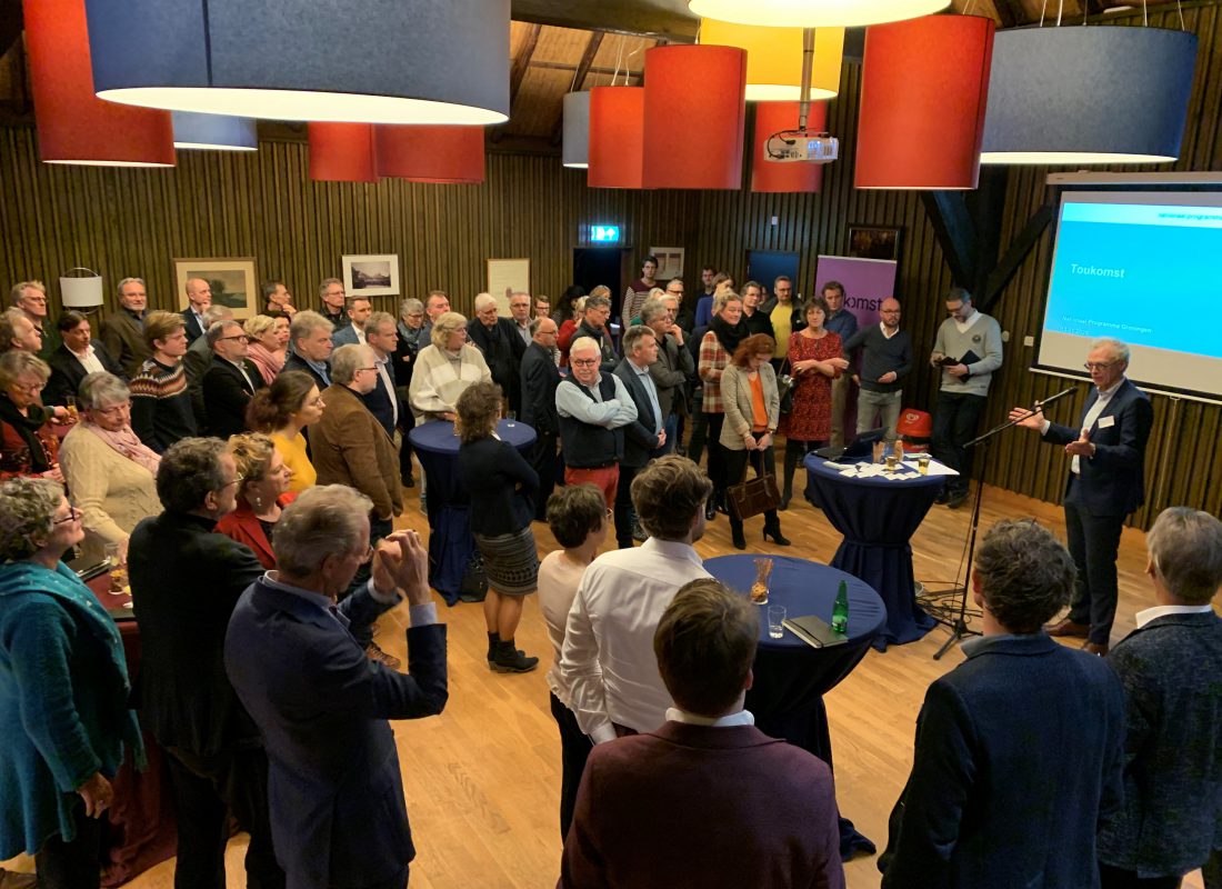 Directeur Siem Jansen geeft een presentatie over Toukomst tijdens de bijeenkomst met raden en Staten in de raadzaal in Ten Boer.