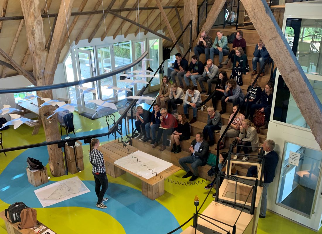 Studenten presenteren tijdens de Jurydag van het Groninger Landschap aan Siem Jansen en meer publiek.