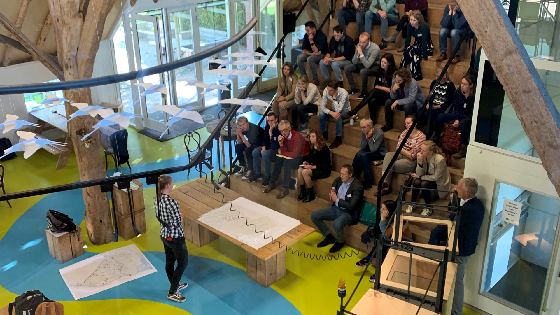 Studenten presenteren tijdens de Jurydag van het Groninger Landschap aan Siem Jansen en meer publiek.