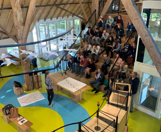 Studenten presenteren tijdens de Jurydag van het Groninger Landschap aan Siem Jansen en meer publiek.