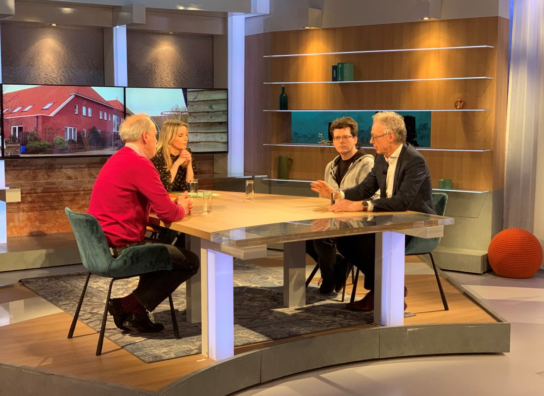 Directeur Siem Jansen aan tafel bij RTV Noord om uitleg te geven over Toukomst.