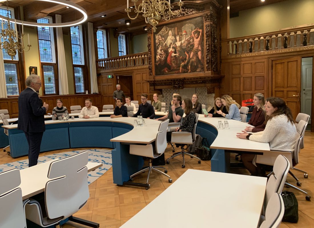 Directeur Siem Jansen verteld over Nationaal Programma Groningen aan een groep studenten tijdens een werkbezoek aan de studievereniging Dorknoper van de Rijksuniversiteit Groningen.