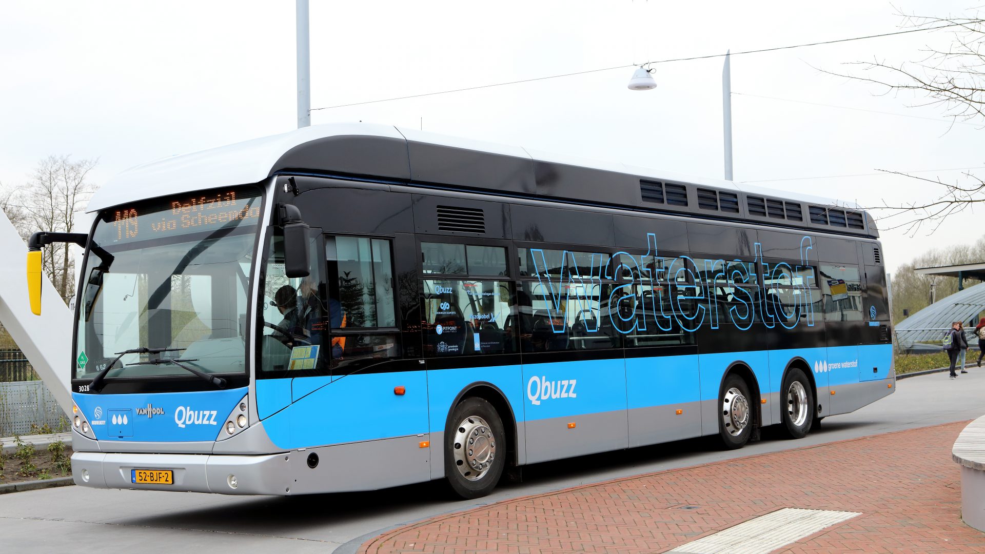 Blauwe waterstofbus van Qbuzz die richting Delfzijl rijdt.