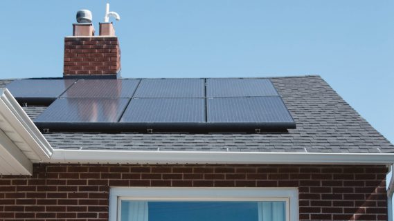Sfeerbeeld van zonnepanelen op het dak van een woning.