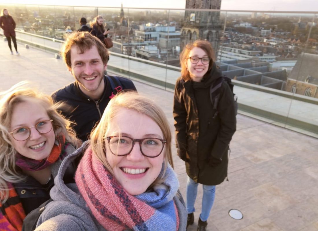 Sfeerbeeld van Marloes Buist met haar collega's Jeanne, Joren en Sandra boven op het Forum in Groningen