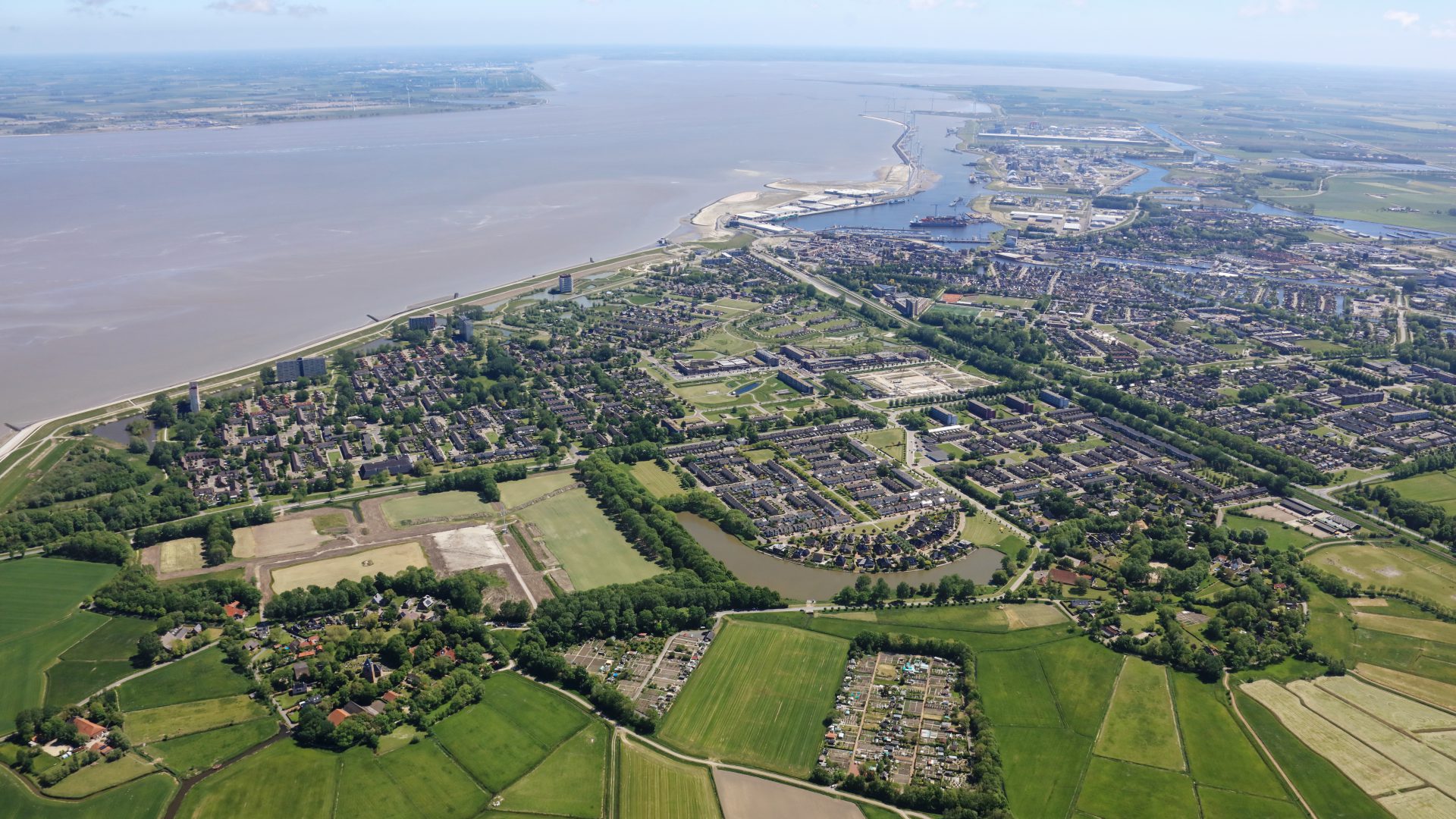 Sfeerbeeld van Delfzijl vanuit de lucht