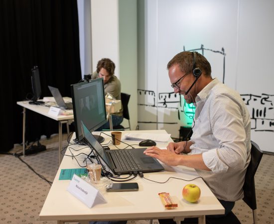 Gespreksleiders zijn aan het beeldbellen tijdens Toukomst bundelsessies