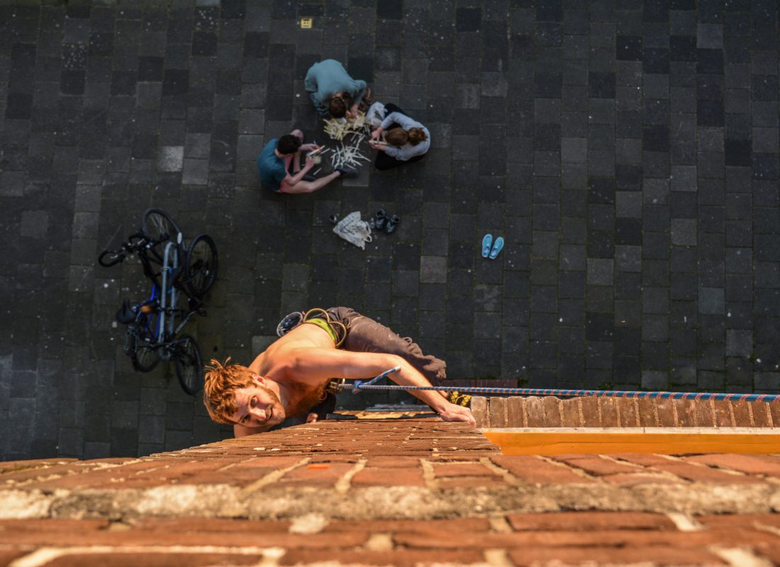 Joren beklimt de muur van zijn eigen huis