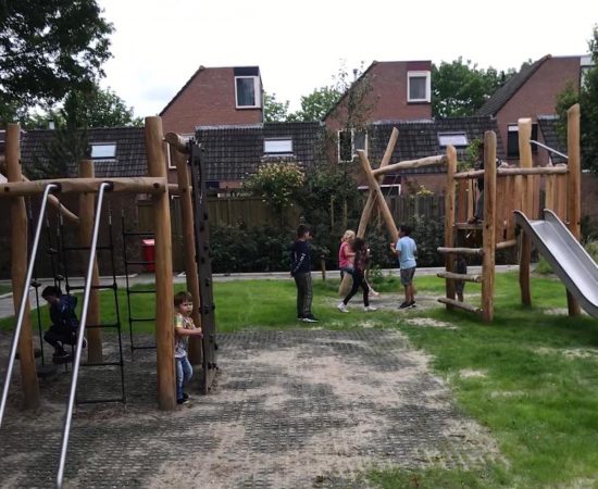 Kinderen spelen op in de speeltuin in Galkemaheerd