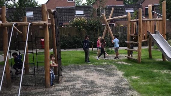 Kinderen spelen op in de speeltuin in Galkemaheerd