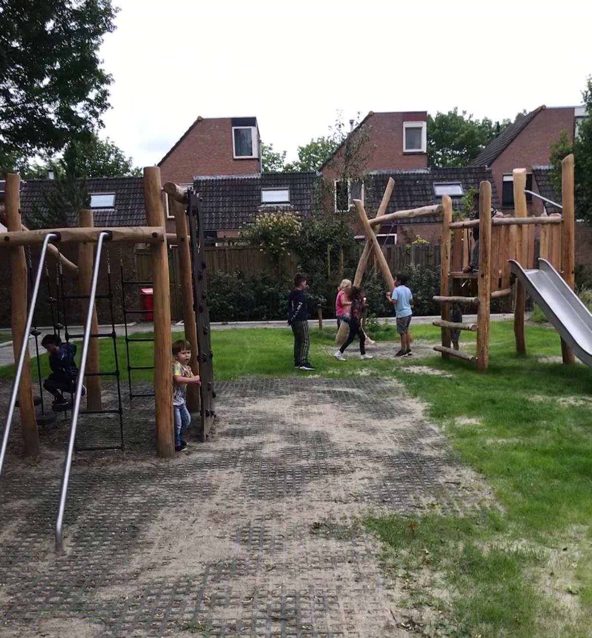 Kinderen spelen op in de speeltuin in Galkemaheerd