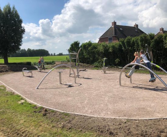 Kinderen doen oefeningen op de apparaten in het beweegpark van Leermens