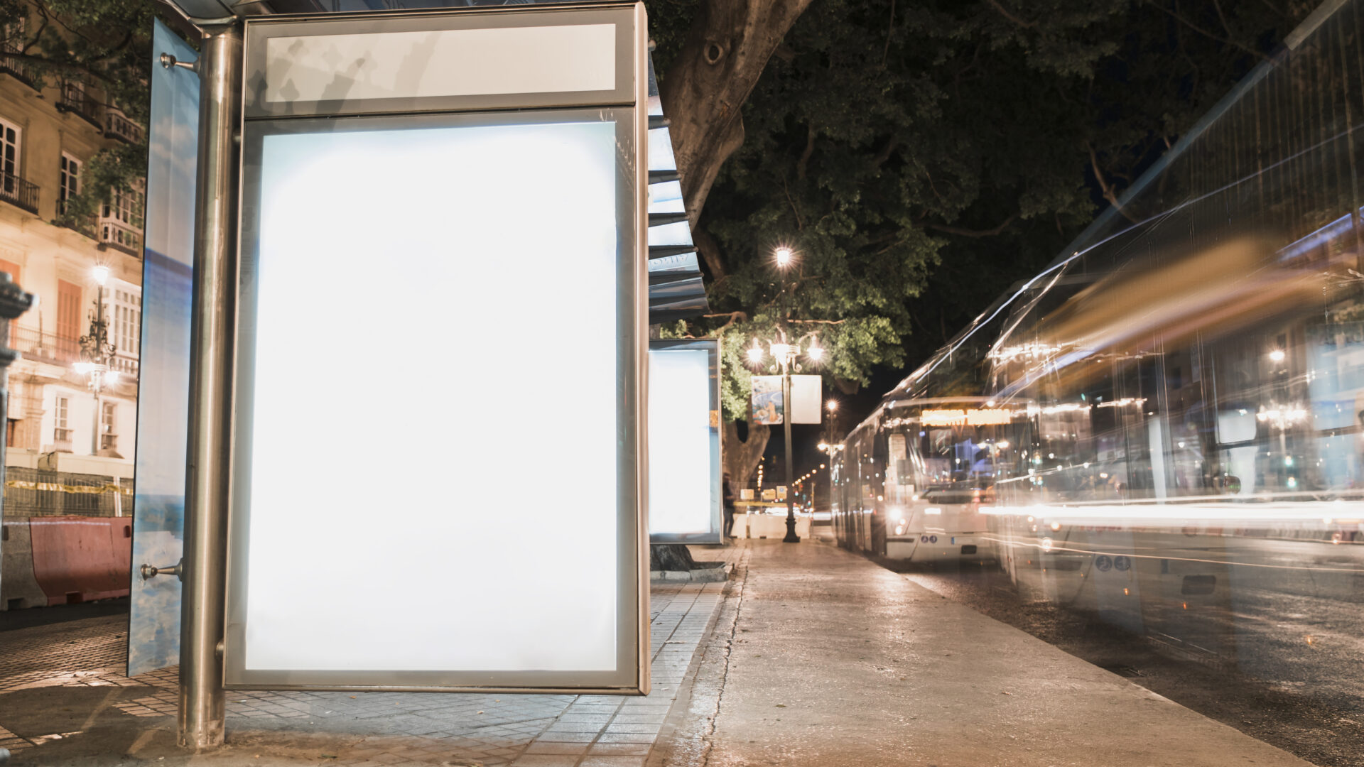 Decoratieve afbeelding van een digitaal scherm om op te adverteren in een bushokje