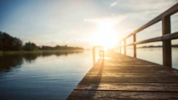 Decoratieve afbeelding van een zonsondergang vanaf een steiger