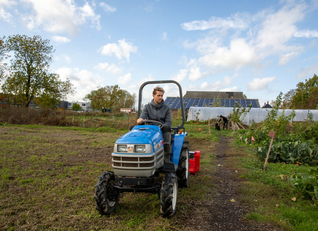 Arjan de Witte op zijn trekker in de zelfsoogsttuin die hij via het Impulsloket gefinancierd heeft