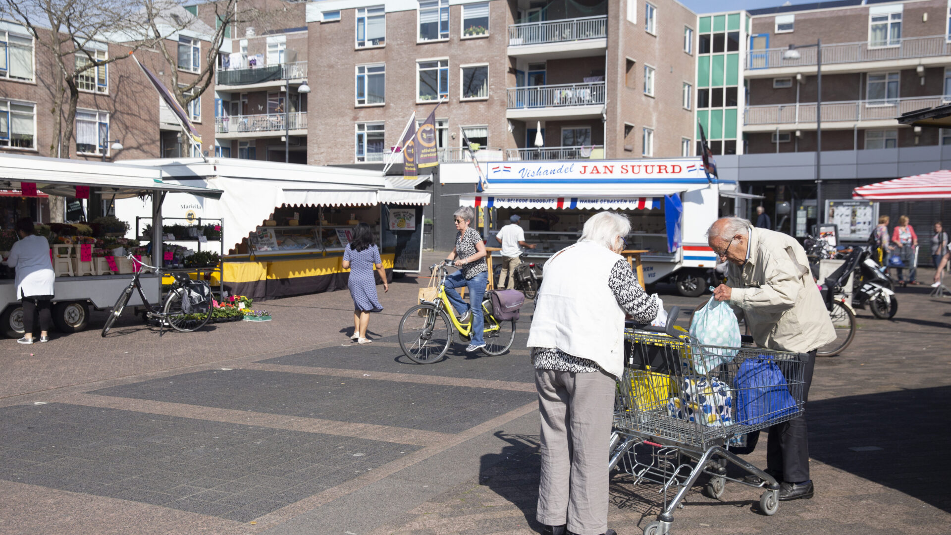 Decoratieve afbeelding van de markt waarop een ouder stel hun boodschappen in tasjes stopt