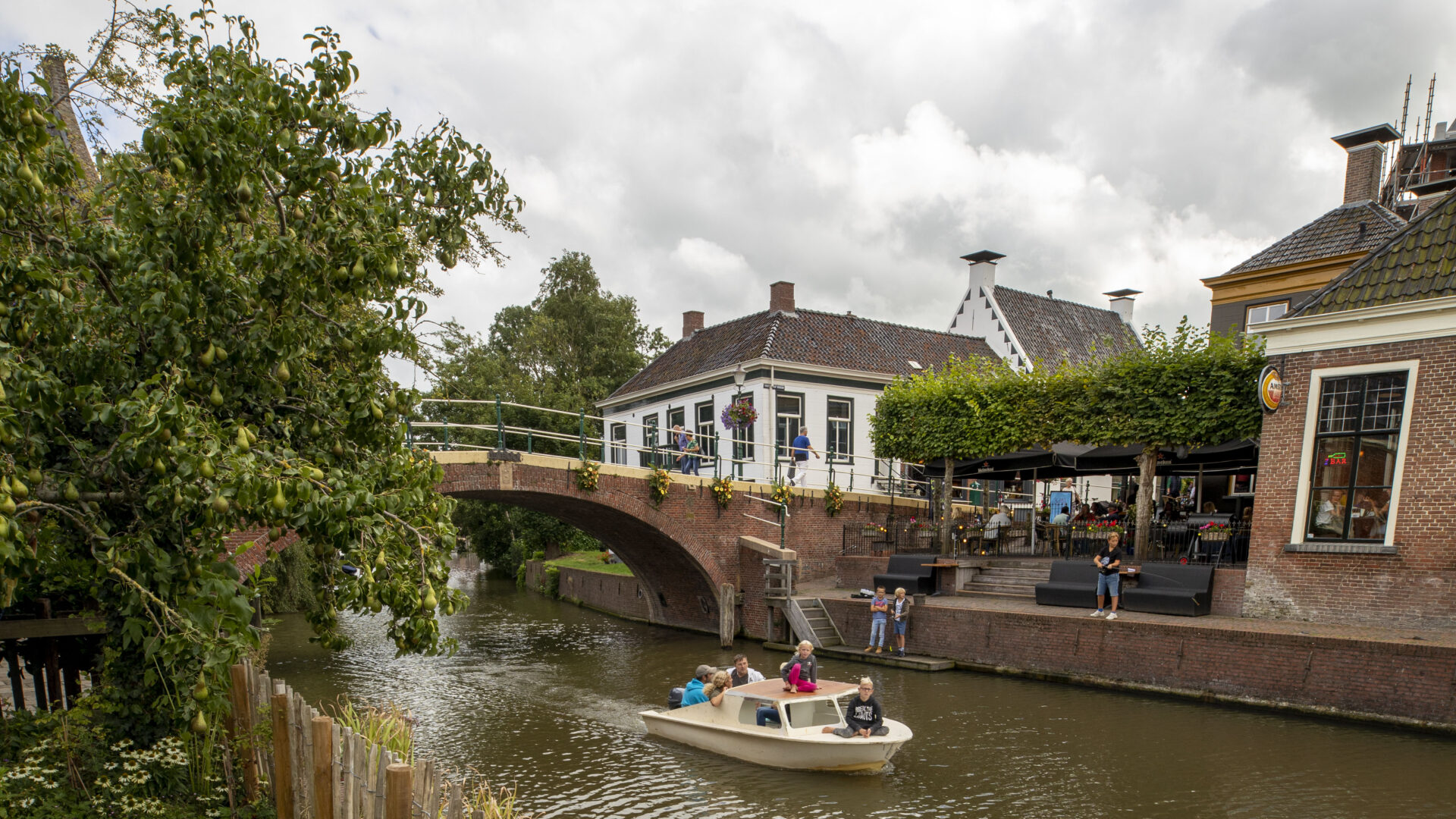 Decoratieve afbeelding van kinderen varend in een bootje in Winsum