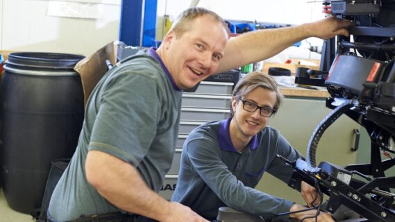 Docent en leerling werken samen in een werkplaats