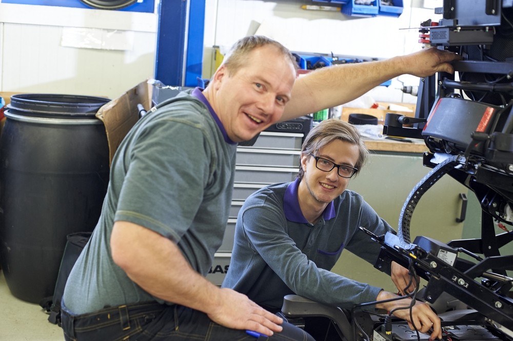 Docent en leerling werken samen in een werkplaats