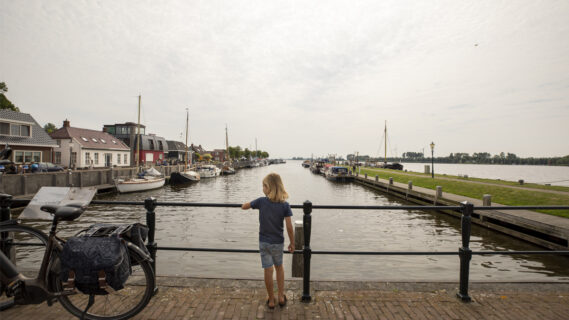 Decoratieve foto van een jongetje die uitkijkt vanaf een brug in Zoutkamp