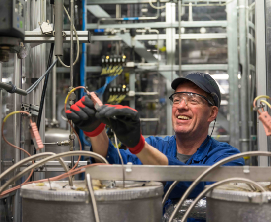 Decoratieve afbeelding van een man in een fabriek