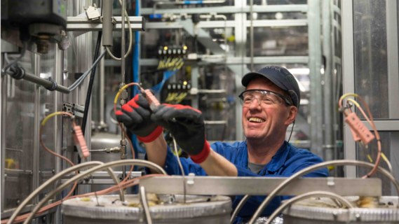 Decoratieve afbeelding van een man in een fabriek