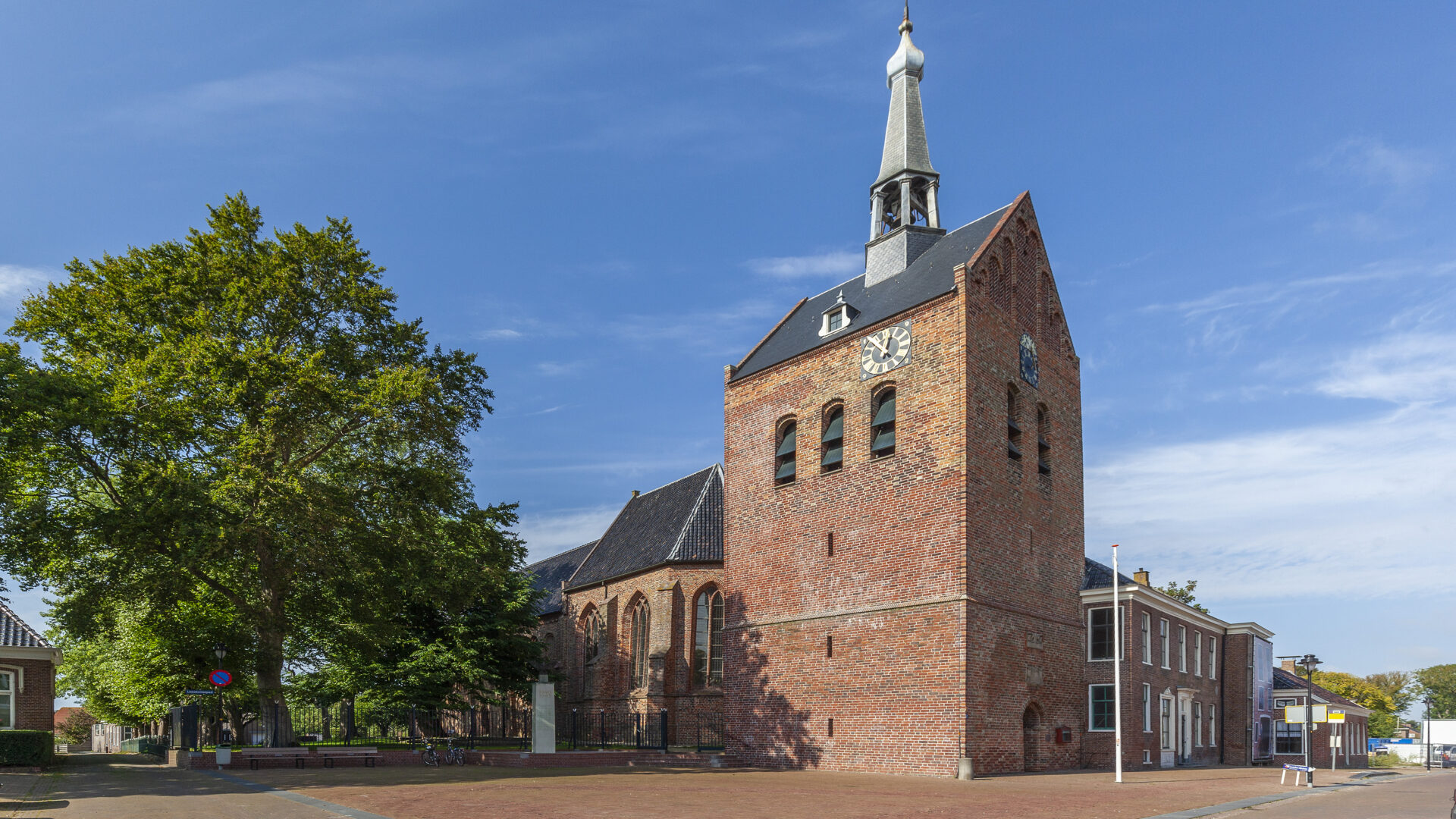 Decoratieve afbeelding van het kerkplein in 't Zandt