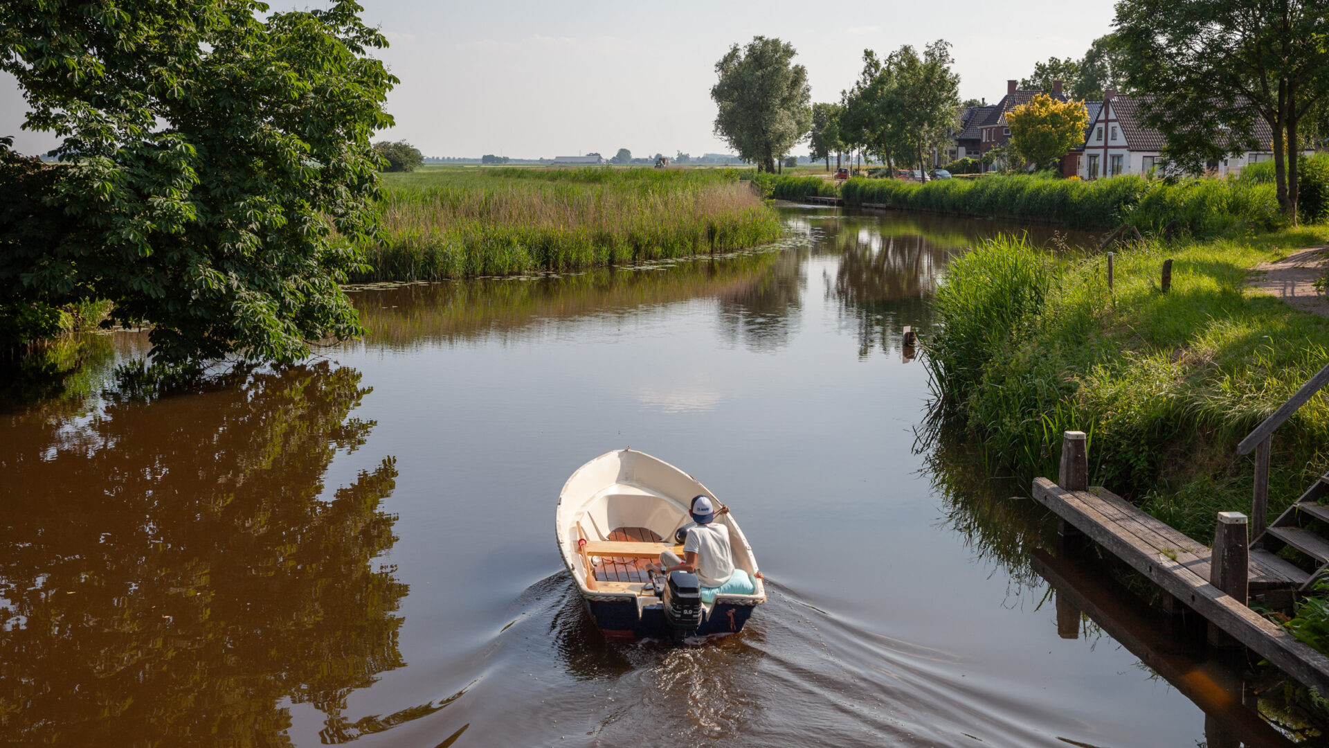 Decoratieve afbeelding van iemand in een bootje in de gemeente Groningen