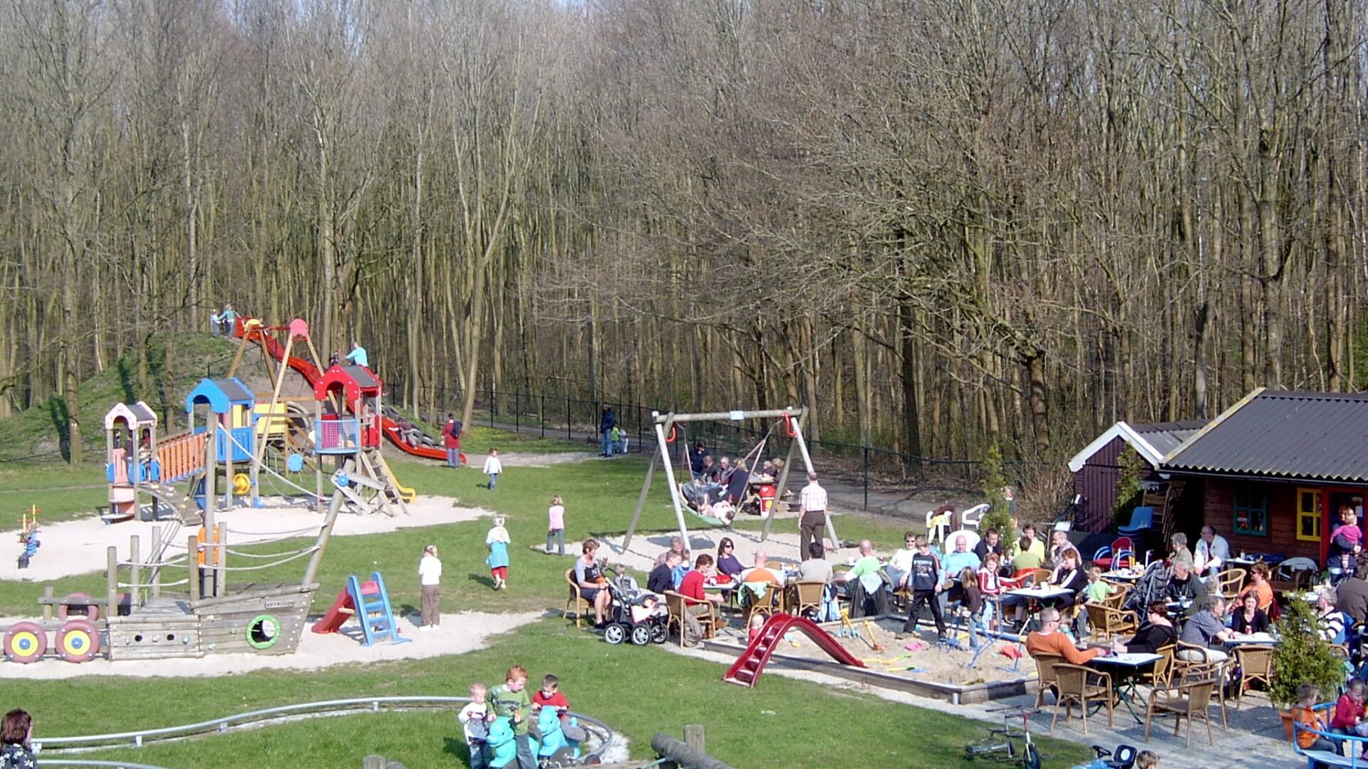 Decoratieve afbeelding van kinderen die in een speeltuin aan het spelen zijn