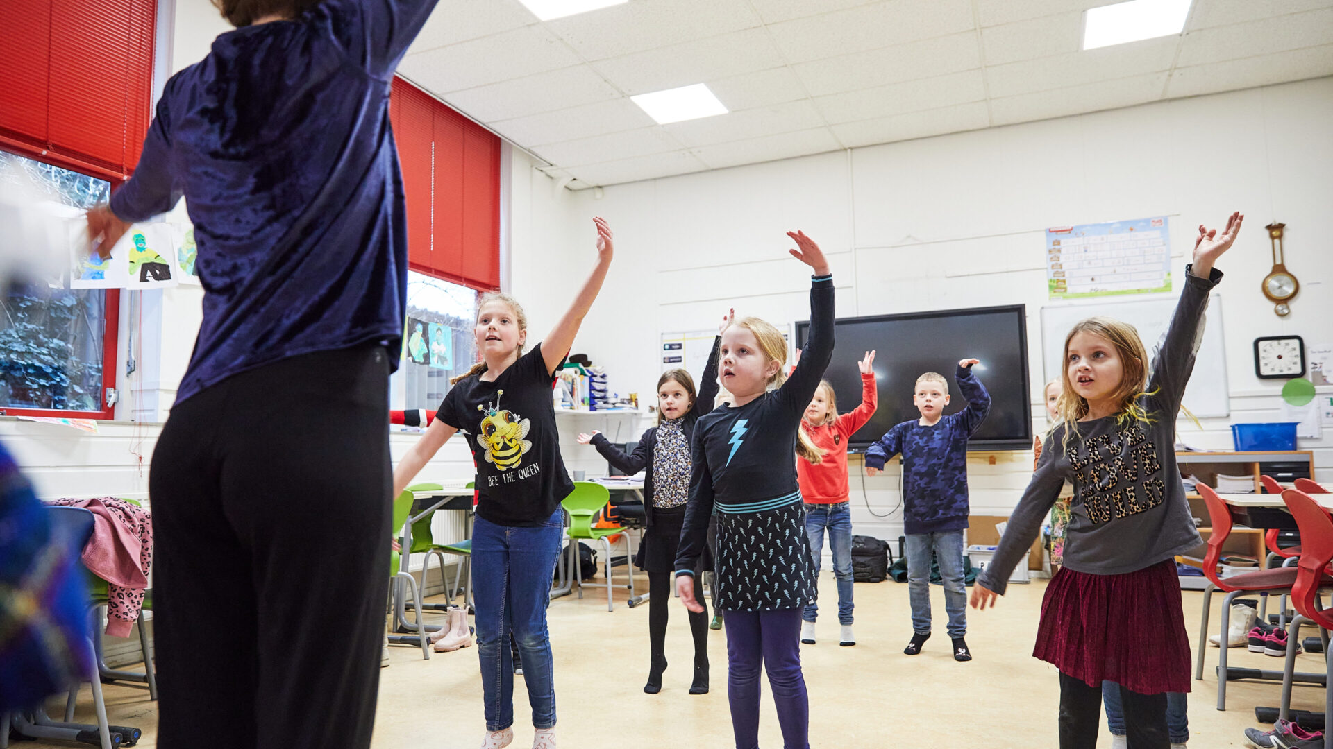 Kinderen krijgen les in bewegen