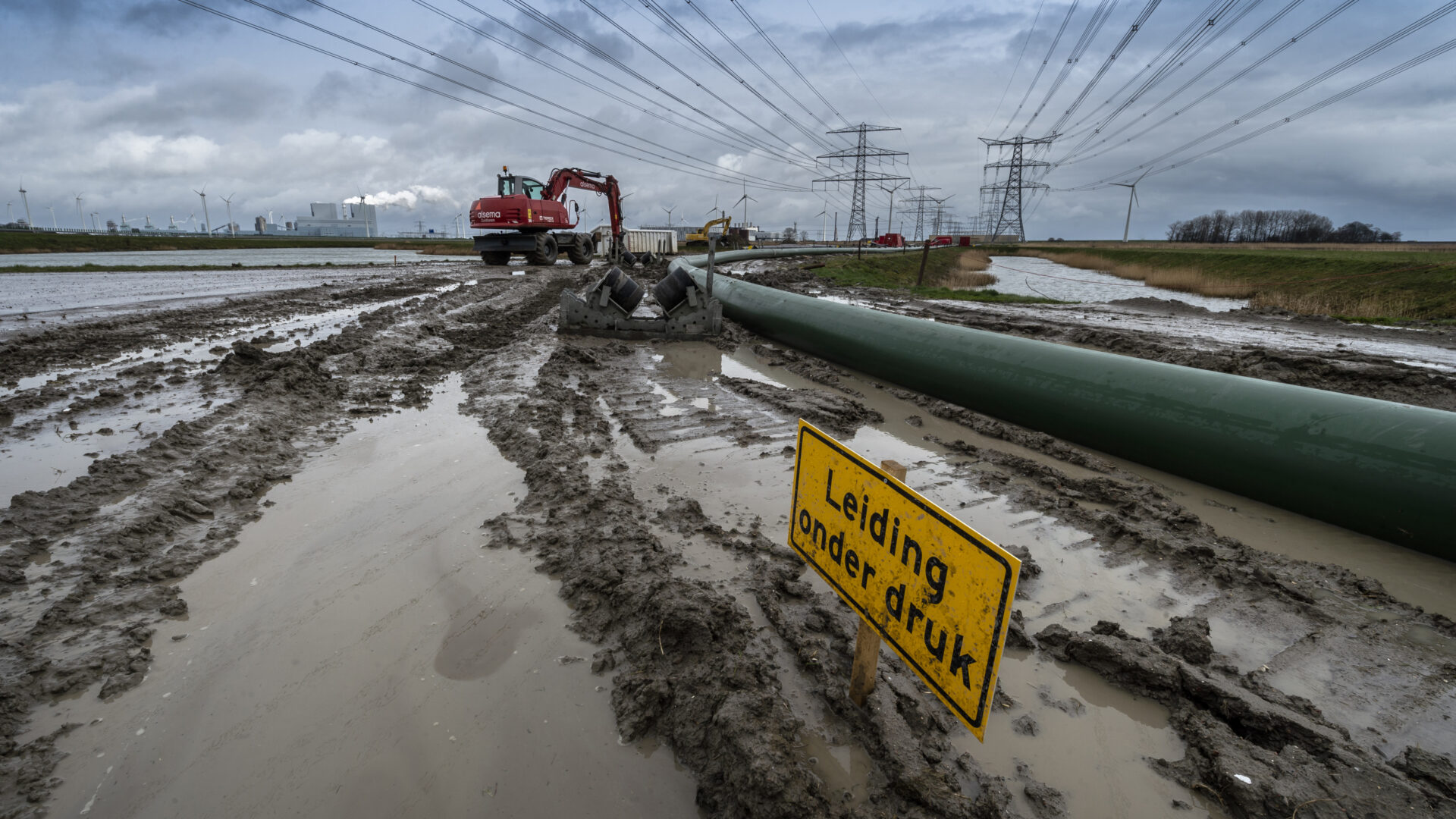 Decoratieve afbeelding van de Eemshaven waar koelwater wordt aangelegd.