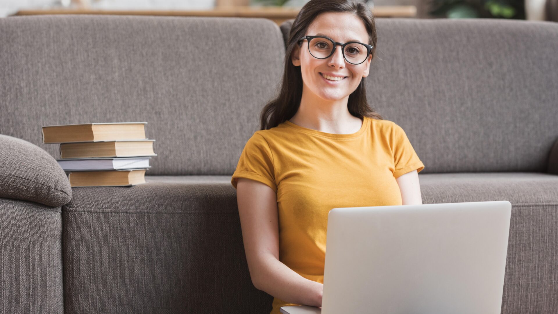 Decoratieve afbeelding vaan een jonge vrouw die studeert met haar laptop op schoot